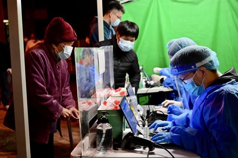 通力合作: 石蔭東邨蔭裕樓受限區域受影響人士獲安排準備接受檢測。 通力合作: 石蔭東邨蔭裕樓受限區域受影響人士獲安排準備接受檢測。