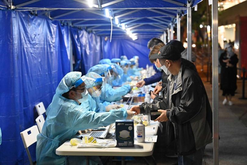 行動暢順: 工作人員在大埔昌運中心受限區域內為受檢人士登記檢測。 行動暢順: 工作人員在大埔昌運中心受限區域內為受檢人士登記檢測。
