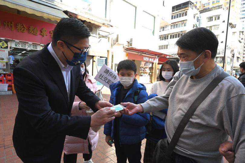 自願檢測: 鄧炳強(左)到元朗安達坊向市民派發快速測試套裝。 自願檢測: 鄧炳強(左)到元朗安達坊向市民派發快速測試套裝。