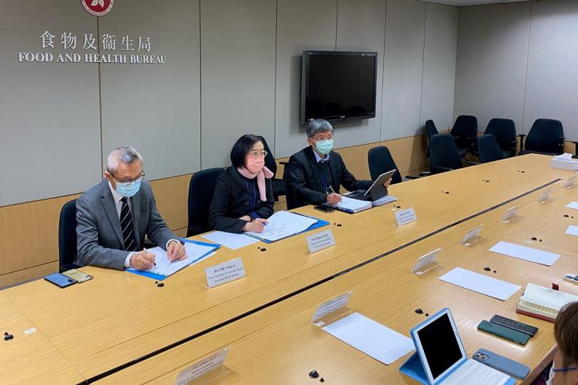 配合抗疫: 陳肇始(中)會見多間私營檢測服務提供者,商討進一步提升檢測量。 配合抗疫: 陳肇始(中)會見多間私營檢測服務提供者,商討進一步提升檢測量。
