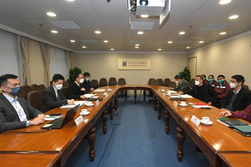 交流心得: 林文健(左三)、徐樂堅(左二)與內地專家團就流行病學調查和各項抗疫措施交換經驗。 交流心得: 林文健(左三)、徐樂堅(左二)與內地專家團就流行病學調查和各項抗疫措施交換經驗。