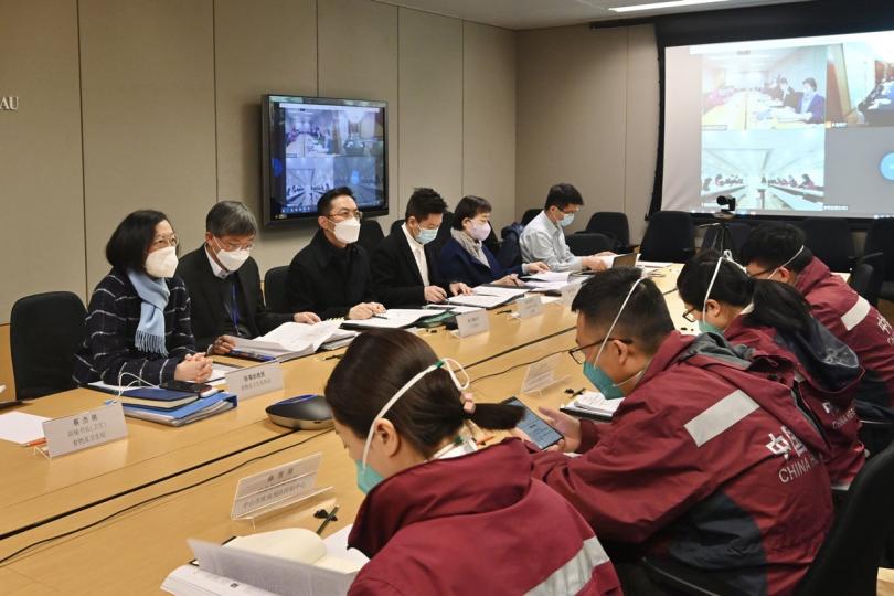 抗疫交流: 陳肇始(左一)連同衞生署和醫院管理局的代表,與多名內地專家以視像方式舉行會議,深入討論抗疫策略。 抗疫交流: 陳肇始(左一)連同衞生署和醫院管理局的代表,與多名內地專家以視像方式舉行會議,深入討論抗疫策略。