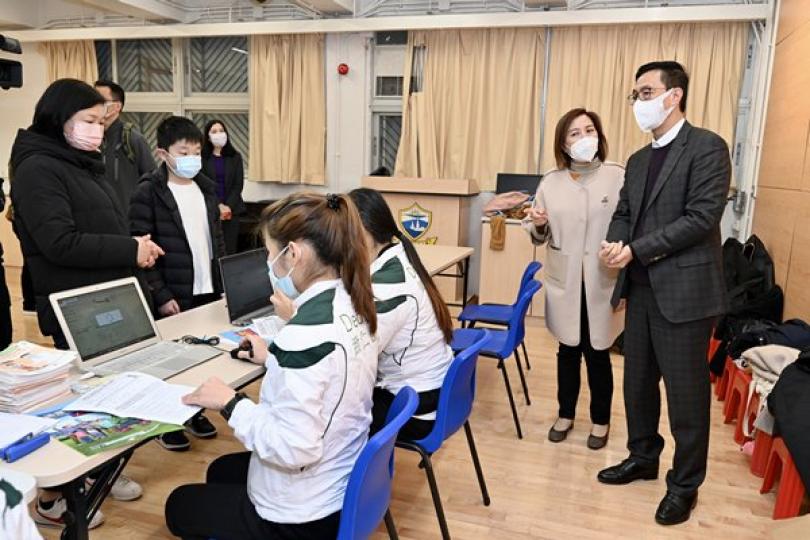 楊潤雄視察學生接種疫苗情況 楊潤雄視察學生接種疫苗情況