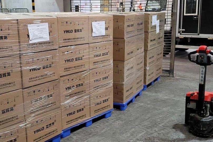 支援院舍: 社會福利署過去一星期已把快速測試套裝和個人保護裝備送達所有院舍,院舍若需要額外套裝和裝備,社署會不斷補充。 支援院舍: 社會福利署過去一星期已把快速測試套裝和個人保護裝備送達所有院舍,院舍若需要額外套裝和裝備,社署會不斷補充。