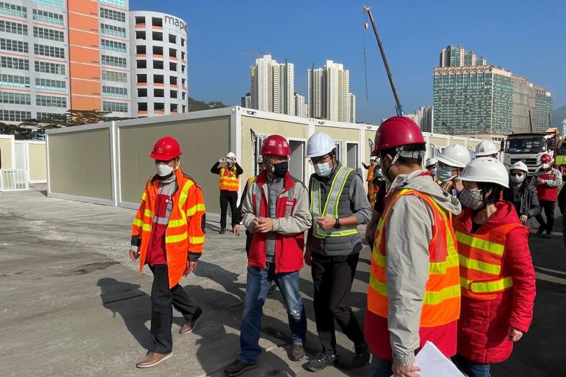 刻不容緩: 黃偉綸與同事前往多個增建社區隔離及治療設施的地點,包括青衣市地段200號,了解工作進展。 刻不容緩: 黃偉綸與同事前往多個增建社區隔離及治療設施的地點,包括青衣市地段200號,了解工作進展。
