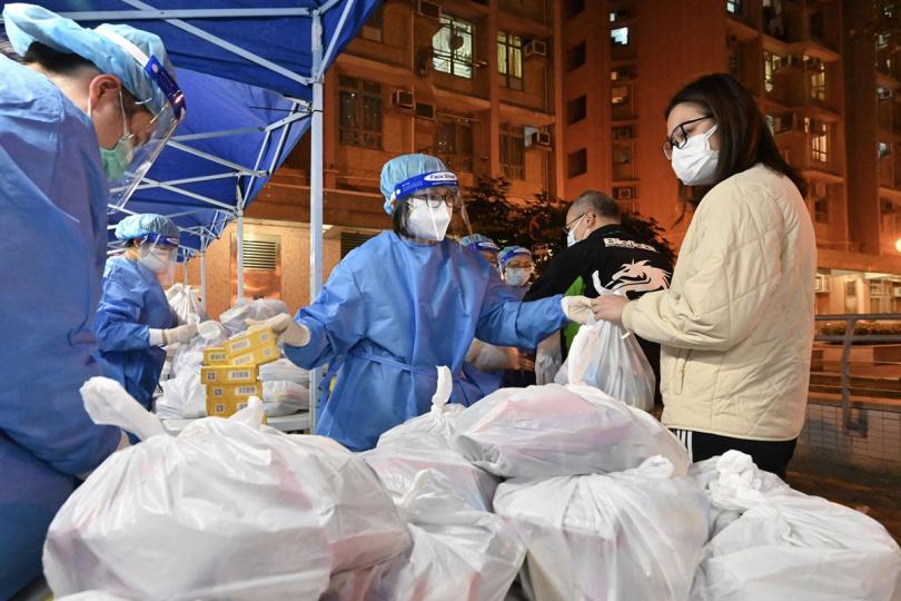 克盡厥職: 政府統計處統籌秀賢樓受限區域的限制與檢測宣告相關工作,包括向居民派發抗疫物資。 克盡厥職: 政府統計處統籌秀賢樓受限區域的限制與檢測宣告相關工作,包括向居民派發抗疫物資。