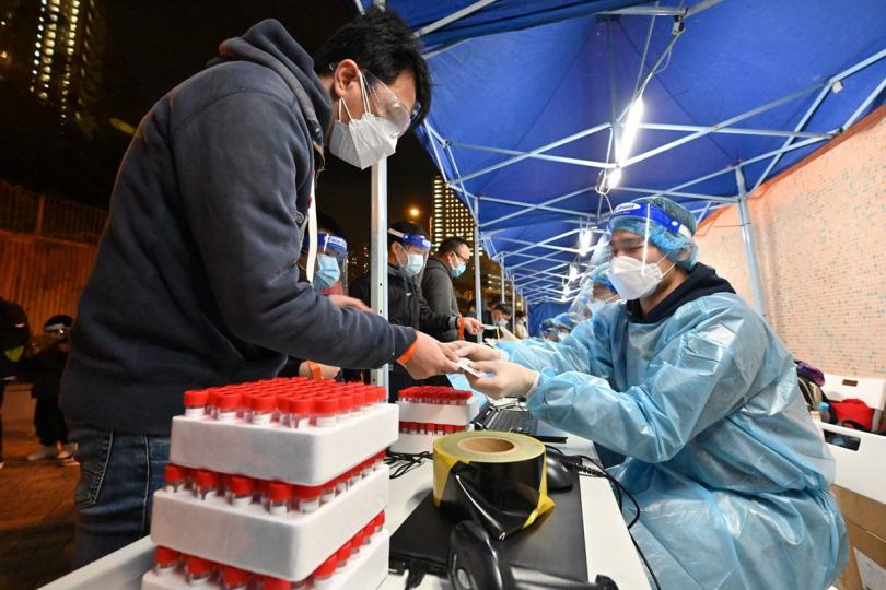 必要措施: 政府統計處工作人員在觀塘秀茂坪邨秀賢樓指明受限區域協助居民接受檢測。 必要措施: 政府統計處工作人員在觀塘秀茂坪邨秀賢樓指明受限區域協助居民接受檢測。