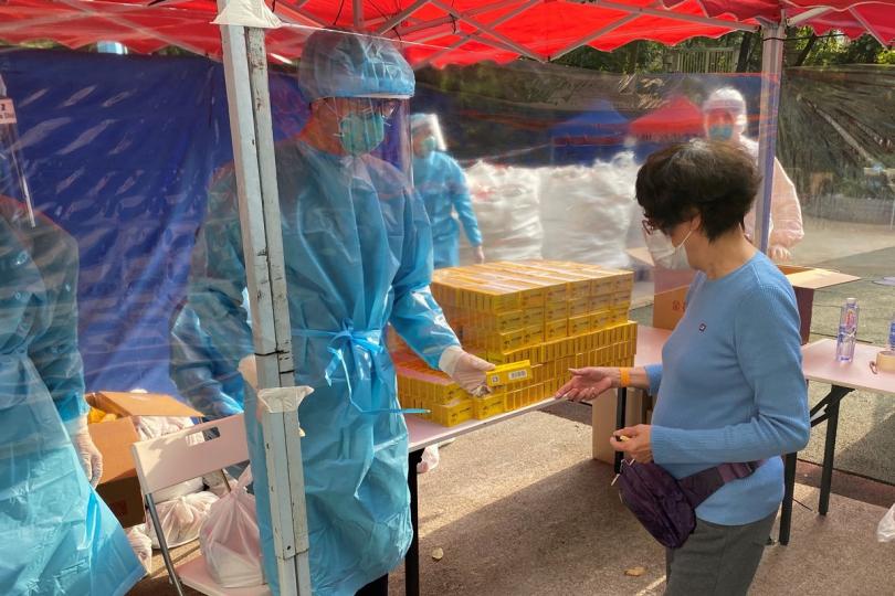 中藥抗疫: 食物及衞生局向接受圍封強檢的居民派發國家捐贈的抗疫中成藥。 中藥抗疫: 食物及衞生局向接受圍封強檢的居民派發國家捐贈的抗疫中成藥。