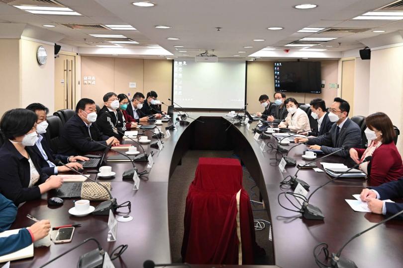嚴控疫情:  國家衞健委專家團與衞生署和醫院管理局人員會面交流。