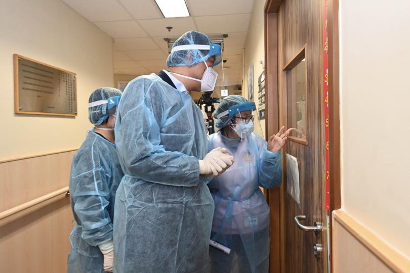 實地了解:  內地專家團到訪安老院了解院舍的防疫措施，聽取院舍負責人的介紹。