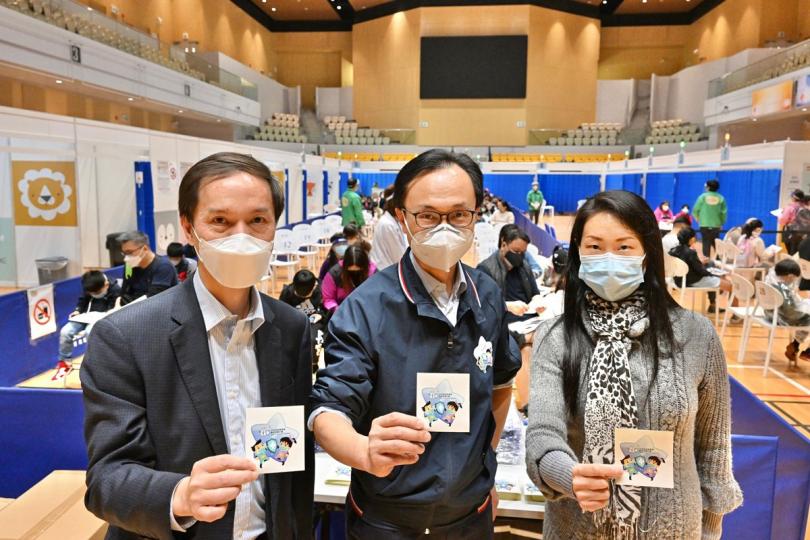 便利市民: 荃灣體育館兒童社區疫苗接種中心投入服務,為5至11歲兒童接種復必泰疫苗,聶德權(中)到場視察。 便利市民: 荃灣體育館兒童社區疫苗接種中心投入服務,為5至11歲兒童接種復必泰疫苗,聶德權(中)到場視察。