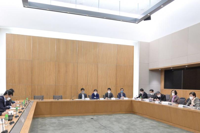 同心抗疫: 林鄭月娥(右一)與內地專家團會面,感謝他們考察和指導特區抗疫工作。 同心抗疫: 林鄭月娥(右一)與內地專家團會面,感謝他們考察和指導特區抗疫工作。