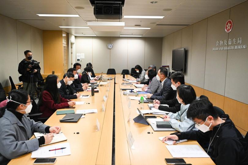 精益求精: 陳肇始(右五)與梁萬年(左四)參與工作會議,討論治療新冠肺炎病人事宜,其間梁萬年根據在港觀察所得,提出抗疫策略優次及完善日後工作的建議。 精益求精: 陳肇始(右五)與梁萬年(左四)參與工作會議,討論治療新冠肺炎病人事宜,其間梁萬年根據在港觀察所得,提出抗疫策略優次及完善日後工作的建議。
