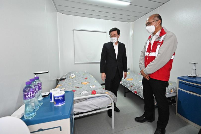 迅速交付: 李家超(左)視察由中央援建、位於港珠澳大橋香港口岸人工島的社區隔離設施新建單位。 迅速交付: 李家超(左)視察由中央援建、位於港珠澳大橋香港口岸人工島的社區隔離設施新建單位。