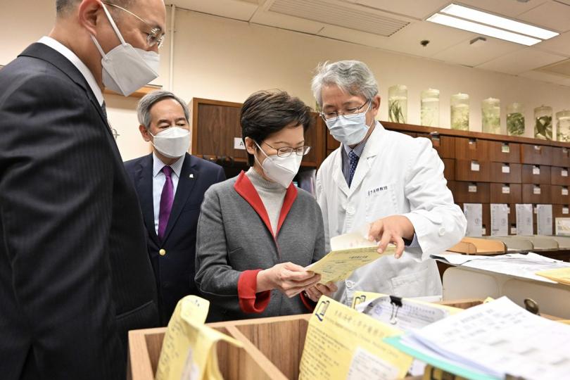 惠澤社群: 林鄭月娥(右二)到訪浸會大學中醫抗疫遠程醫療中心,視察藥房運作。 惠澤社群: 林鄭月娥(右二)到訪浸會大學中醫抗疫遠程醫療中心,視察藥房運作。