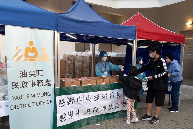 齊心抗疫: 工作人員向觀塘安達邨賢達樓受檢人士派發中央政府捐贈的抗疫中成藥。 齊心抗疫: 工作人員向觀塘安達邨賢達樓受檢人士派發中央政府捐贈的抗疫中成藥。