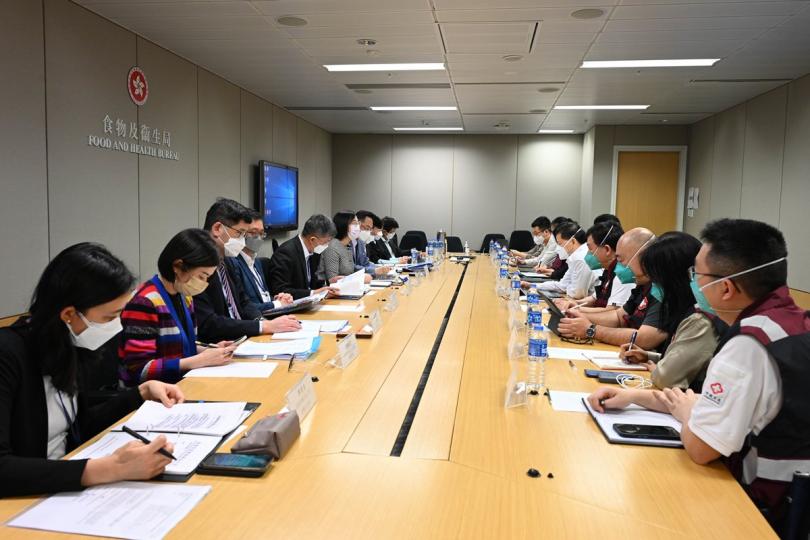 深入交流: 陳肇始(左六)與訪港的內地醫療衞生專家開會,在過去數周的討論基礎上研究特區政府的抗疫重點跟進工作。 深入交流: 陳肇始(左六)與訪港的內地醫療衞生專家開會,在過去數周的討論基礎上研究特區政府的抗疫重點跟進工作。