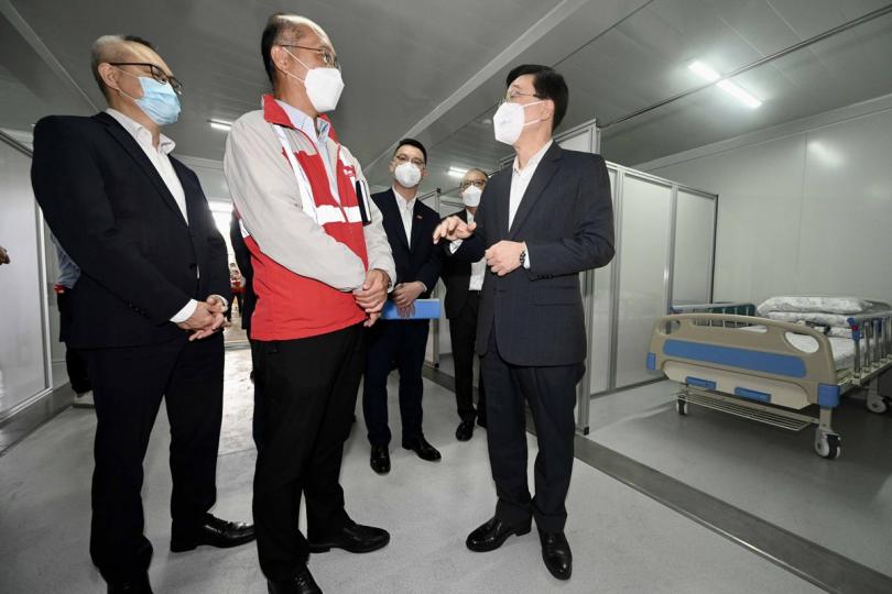 應付需求: 李家超(右)到洪水橋社區隔離設施視察將用作長者暫託中心的新建設施。 應付需求: 李家超(右)到洪水橋社區隔離設施視察將用作長者暫託中心的新建設施。