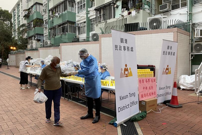地區關懷: 觀塘民政事務專員謝凌駿向受限人士派發由中央政府捐贈的抗疫中成藥。 地區關懷: 觀塘民政事務專員謝凌駿向受限人士派發由中央政府捐贈的抗疫中成藥。