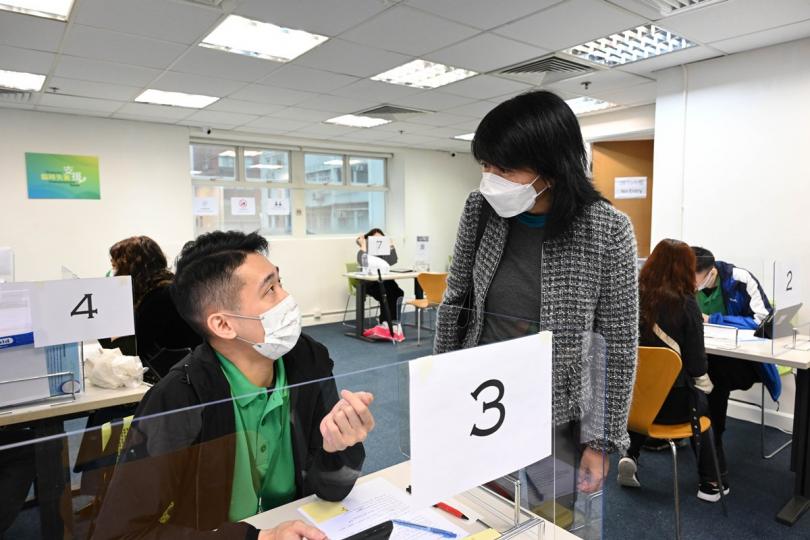 首日運作: 政策創新與統籌辦事處總監何珮玲(右)到訪位於北角的臨時失業支援計劃服務中心,了解中心運作。 首日運作: 政策創新與統籌辦事處總監何珮玲(右)到訪位於北角的臨時失業支援計劃服務中心,了解中心運作。