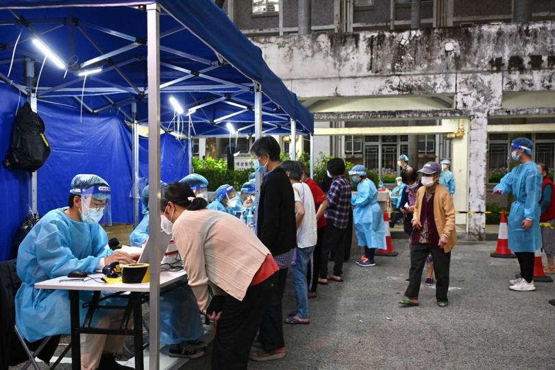 行動有序: 觀塘翠屏(北)邨翠楣樓受限區域的居民逐一登記檢測。 行動有序: 觀塘翠屏(北)邨翠楣樓受限區域的居民逐一登記檢測。