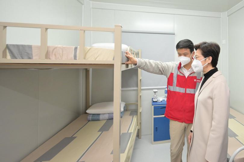建築創舉:  林鄭月娥（右）視察由中央援建位於元朗潭尾的社區隔離設施。