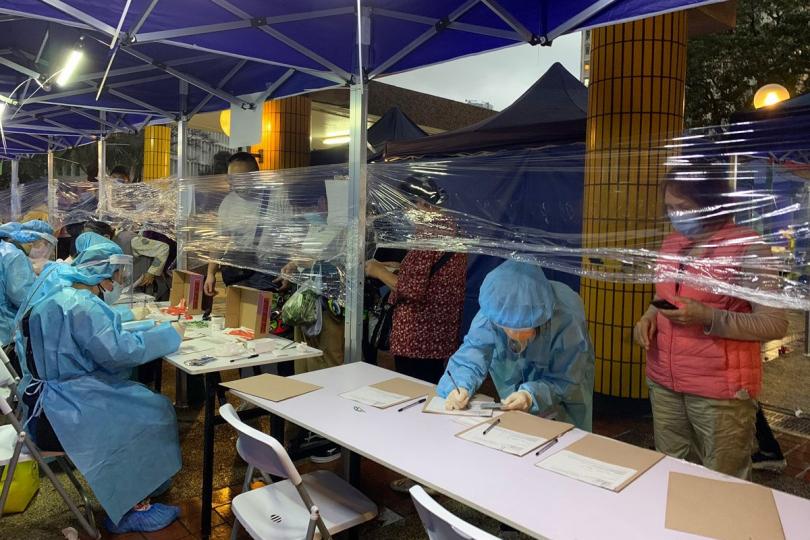 配合行動: 政府人員在祥東樓受限區域為居民登記資料,安排他們接受病毒檢測。 配合行動: 政府人員在祥東樓受限區域為居民登記資料,安排他們接受病毒檢測。