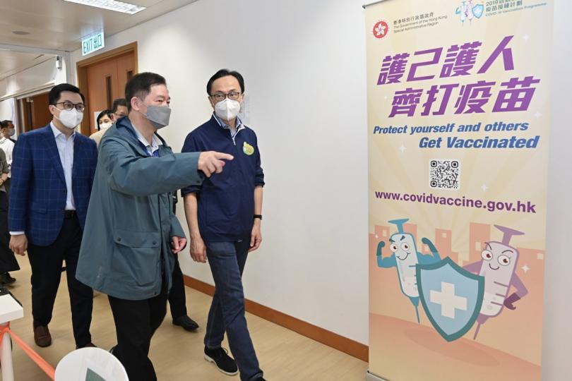 鼓勵接種: 聶德權(右一)到訪位於觀塘創紀之城5期的社區疫苗接種中心,視察運作情況。 鼓勵接種: 聶德權(右一)到訪位於觀塘創紀之城5期的社區疫苗接種中心,視察運作情況。