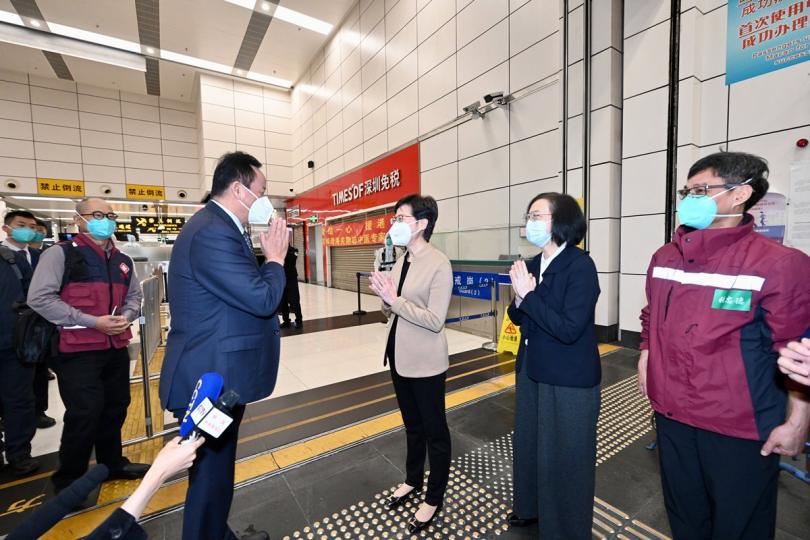 協助治療: 林鄭月娥(右三)在深圳灣口岸迎接中央政府援港抗疫的中醫專家組,與專家組組長、中國科學院院士仝小林(右四)交談。 協助治療: 林鄭月娥(右三)在深圳灣口岸迎接中央政府援港抗疫的中醫專家組,與專家組組長、中國科學院院士仝小林(右四)交談。
