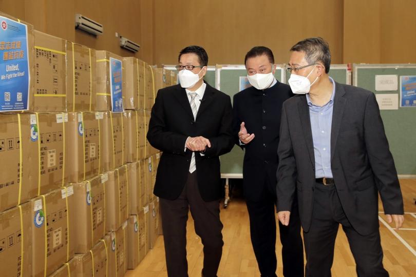 地區服務: 陳積志(左)到訪設於銅鑼灣社區中心的防疫服務包發放點。 地區服務: 陳積志(左)到訪設於銅鑼灣社區中心的防疫服務包發放點。