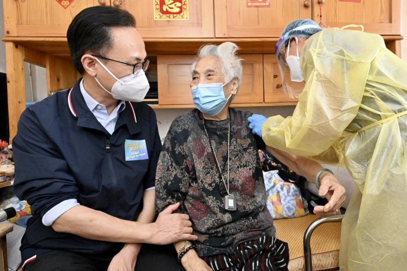 抗疫關鍵: 聶德權(左)鼓勵長者接種新冠疫苗。 抗疫關鍵: 聶德權(左)鼓勵長者接種新冠疫苗。