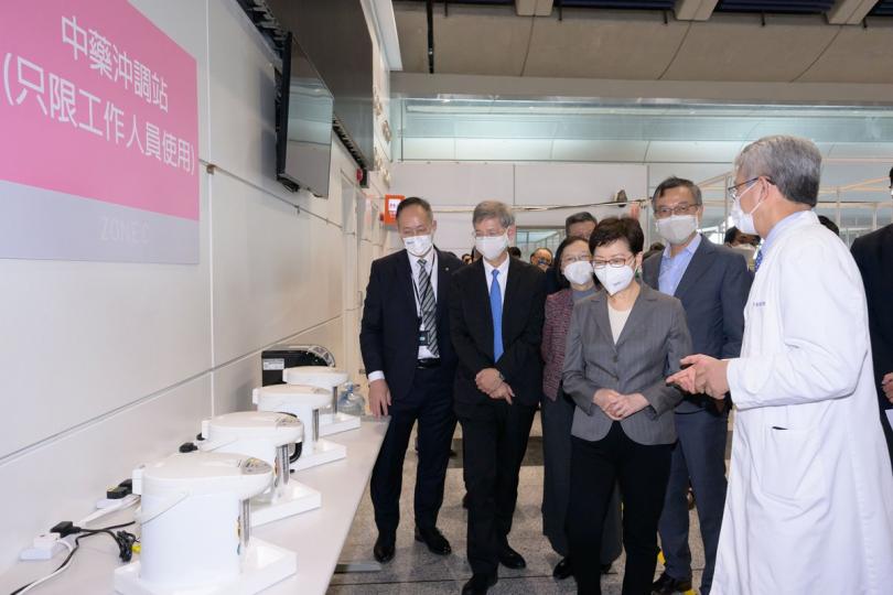 設施完備: 林鄭月娥(右三)聽取浸會大學協理副校長(中醫藥發展)卞兆祥(右)介紹中心設施。 設施完備: 林鄭月娥(右三)聽取浸會大學協理副校長(中醫藥發展)卞兆祥(右)介紹中心設施。