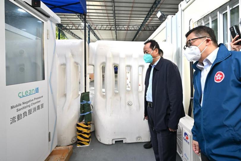 實地視察: 仝小林(左)在鄧炳強陪同下視察社區隔離設施的流動負壓消毒室。 實地視察: 仝小林(左)在鄧炳強陪同下視察社區隔離設施的流動負壓消毒室。