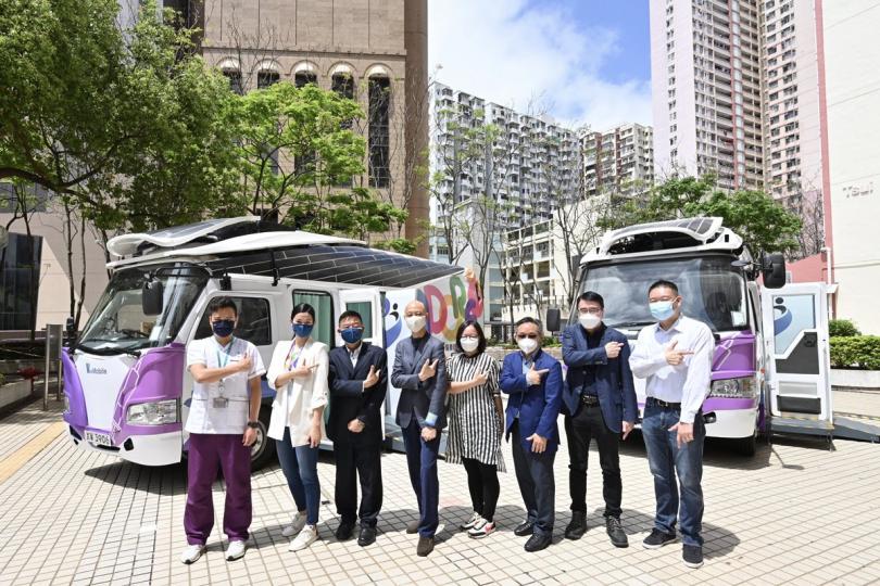 呼籲接種: 黃錦星(左四)到觀塘翠屏邨視察流動疫苗接種站運作情況,並與生產力促進局和研發中心代表一同呼籲市民支持2019冠狀病毒病疫苗接種計劃。 呼籲接種: 黃錦星(左四)到觀塘翠屏邨視察流動疫苗接種站運作情況,並與生產力促進局和研發中心代表一同呼籲市民支持2019冠狀病毒病疫苗接種計劃。
