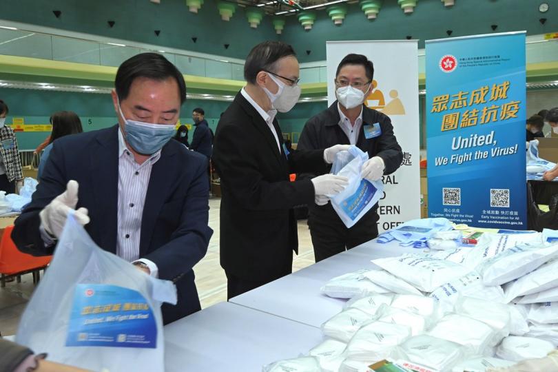 服務社群: 薛永恒(右)在香港公園體育館的防疫服務包包裝中心參與包裝工作。 服務社群: 薛永恒(右)在香港公園體育館的防疫服務包包裝中心參與包裝工作。