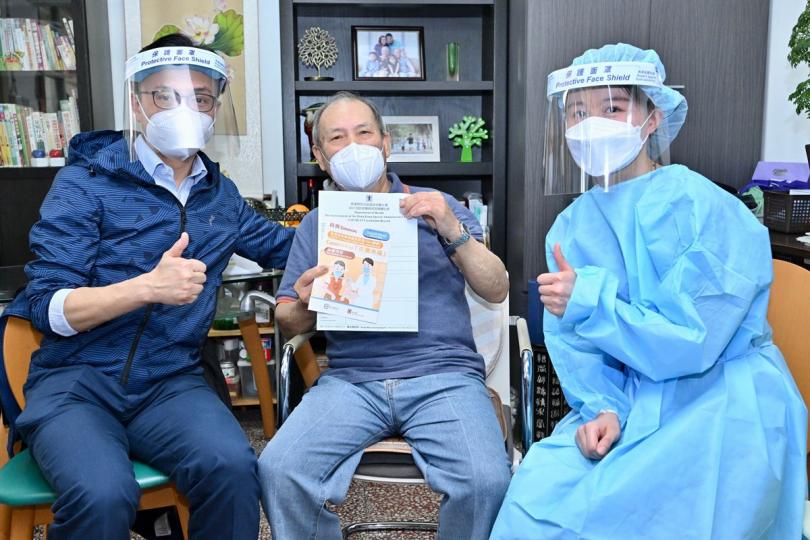 便民安排: 聶德權(左)到新翠邨新傑樓探訪其中一名經上門服務接種第一劑新冠疫苗的長者。 便民安排: 聶德權(左)到新翠邨新傑樓探訪其中一名經上門服務接種第一劑新冠疫苗的長者。
