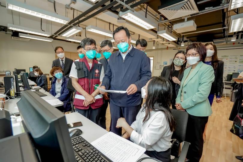 健康諮詢: 中醫專家組參觀醫院管理局中醫諮詢熱線中心,了解中醫師解答病人查詢的工作。 健康諮詢: 中醫專家組參觀醫院管理局中醫諮詢熱線中心,了解中醫師解答病人查詢的工作。