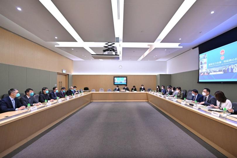 分享經驗: 林鄭月娥(右四)與仝小林(左四)率領的內地中醫專家組會面,探討應用中醫藥抗擊本地疫情、推動中醫藥發展等事宜。 分享經驗: 林鄭月娥(右四)與仝小林(左四)率領的內地中醫專家組會面,探討應用中醫藥抗擊本地疫情、推動中醫藥發展等事宜。