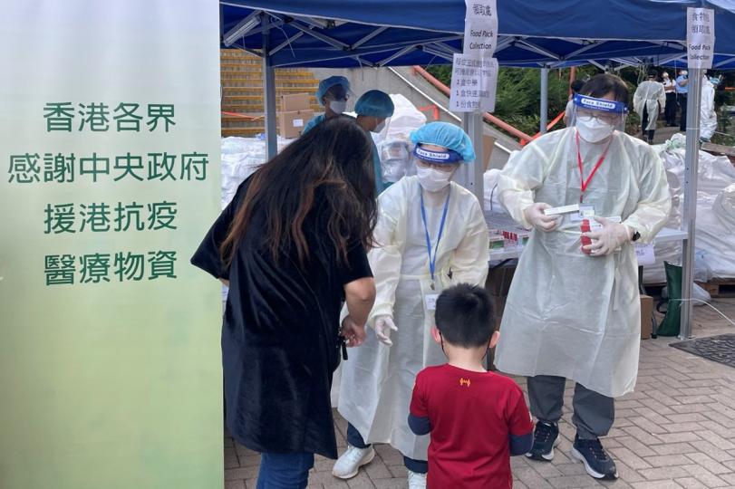派發物資: 漁農自然護理署工作人員向顯祐樓的受檢居民派發食物包、快速抗原測試套裝,以及由中央政府捐贈的抗疫中成藥。 派發物資: 漁農自然護理署工作人員向顯祐樓的受檢居民派發食物包、快速抗原測試套裝,以及由中央政府捐贈的抗疫中成藥。