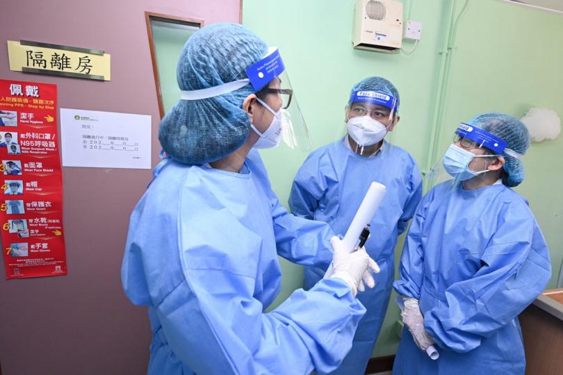 實地考察: 內地疫情防控專家組參觀兩間安老院,了解不同類型院舍應對第五波疫情的防疫措施。 實地考察: 內地疫情防控專家組參觀兩間安老院,了解不同類型院舍應對第五波疫情的防疫措施。