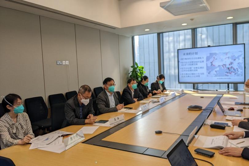 分享經驗:  由闞飆（左三）率領的內地疫情防控專家組與環保署、渠務署就污水監測進行技術交流。