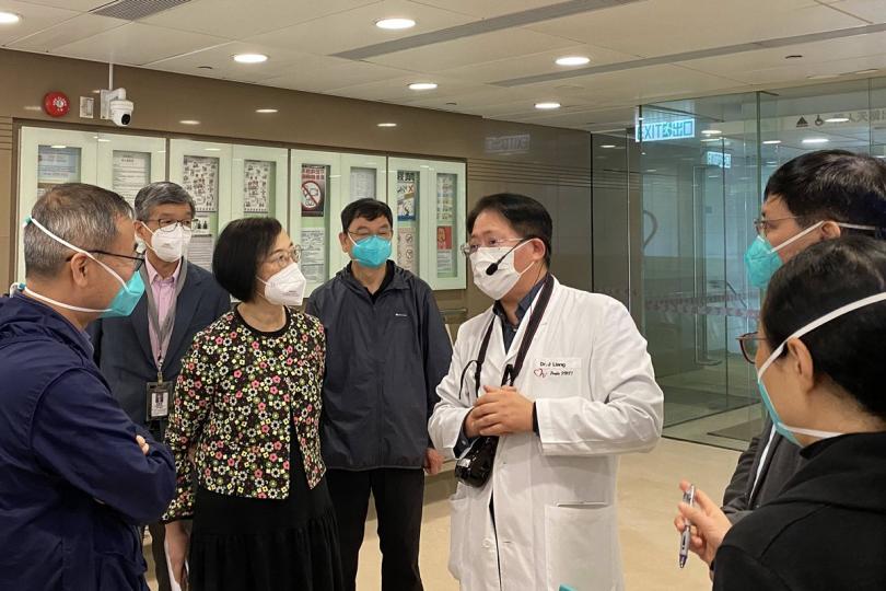 社區抗疫: 內地專家由陳肇始(左三)陪同,參觀天水圍(天業路)社區健康中心,了解指定診所的角色,並與臨床醫護人員交流治療2019冠狀病毒病病人的經驗。 社區抗疫: 內地專家由陳肇始(左三)陪同,參觀天水圍(天業路)社區健康中心,了解指定診所的角色,並與臨床醫護人員交流治療2019冠狀病毒病病人的經驗。