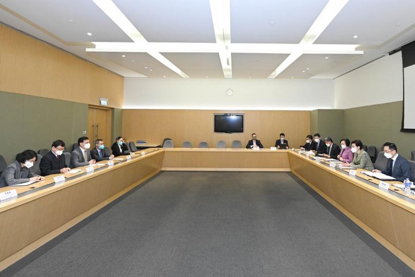 中央支援: 林鄭月娥(右二)與中國疾病預防控制中心傳染病預防控制所所長闞飆(左三)率領的內地疫情防控專家團會面。 中央支援: 林鄭月娥(右二)與中國疾病預防控制中心傳染病預防控制所所長闞飆(左三)率領的內地疫情防控專家團會面。
