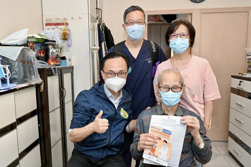 流程順暢: 疫苗到戶接種服務今推展至全港,聶德權(下排左)與一名剛接種第一劑新冠疫苗的長者合照。 流程順暢: 疫苗到戶接種服務今推展至全港,聶德權(下排左)與一名剛接種第一劑新冠疫苗的長者合照。
