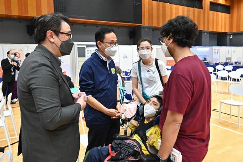 聶德權訪兒童疫苗接種中心 聶德權訪兒童疫苗接種中心