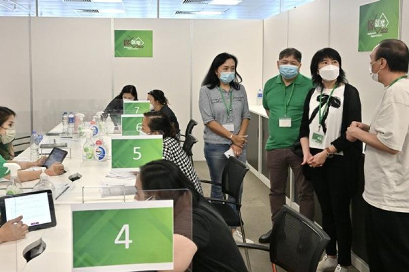 視察運作: 政策創新與統籌辦事處總監何珮玲(右二)到訪位於荃灣的2022保就業計劃服務中心,了解運作情況。 視察運作: 政策創新與統籌辦事處總監何珮玲(右二)到訪位於荃灣的2022保就業計劃服務中心,了解運作情況。