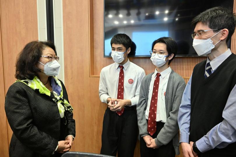 推廣教育:  鄭若驊（左）與出席第五屆香港中學朋輩調解比賽的學生交談。