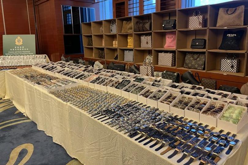 打擊冒牌: 海關在行動中檢獲約八萬件懷疑冒牌貨物,包括手表、電話配件、太陽眼鏡和時尚配飾等,估計市值逾2,200萬元。 打擊冒牌: 海關在行動中檢獲約八萬件懷疑冒牌貨物,包括手表、電話配件、太陽眼鏡和時尚配飾等,估計市值逾2,200萬元。