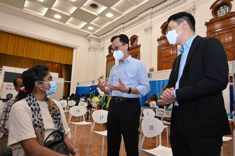 感謝支持:  聶德權（中）到香港大學陸佑堂的社區疫苗接種中心視察中心運作，並向醫護團隊和行政支援人員致謝。