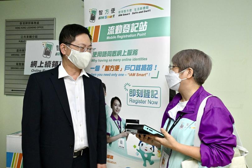 鼓勵登記: 薛永恒(左)視察設於牌照事務處的「智方便」流動登記隊。 鼓勵登記: 薛永恒(左)視察設於牌照事務處的「智方便」流動登記隊。